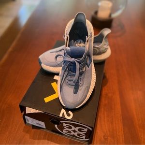 G/fore ladies, size 9, gorgeous blues, very comfy. Excellent condition.